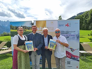 Manuela Koller und Klaus Hönigsberger überreichten Landesrat KommR Markus Achleitner und Dr. Josef Burger die goldene Ausgabe des sbt- Magizines.